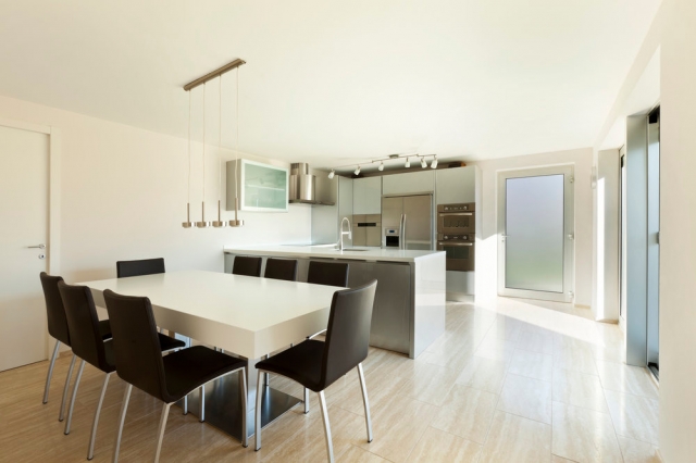 Cocina comedor de diseño contemporáneo con reforma integral realizada por ABC Decoración y Reformas.