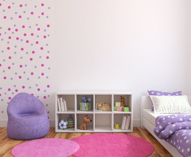 Habitación infantil decorada con tonos suaves y mobiliario a medida por ABC Decoración y Reformas.