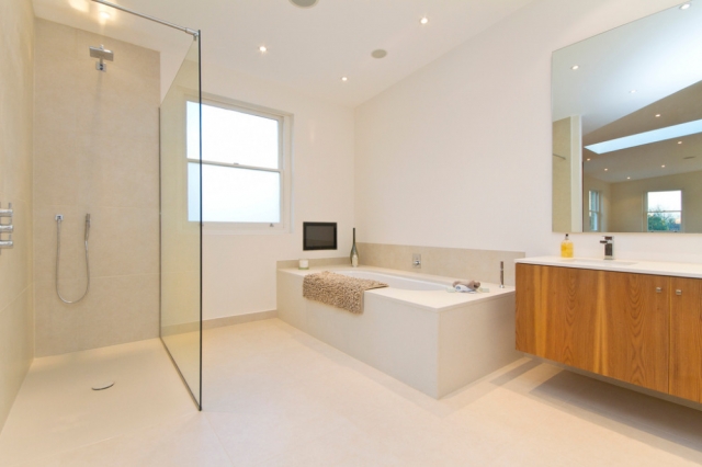 Baño renovado con ducha acristalada y líneas minimalistas en reforma realizada por ABC Decoración y Reformas