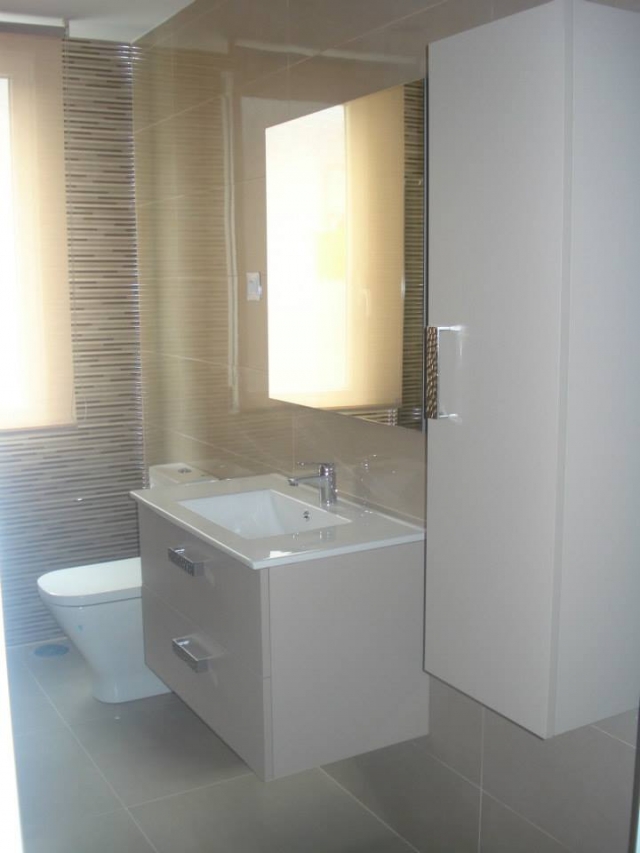 Baño pequeño renovado con mueble compacto y sanitarios modernos por ABC Decoración y Reformas.