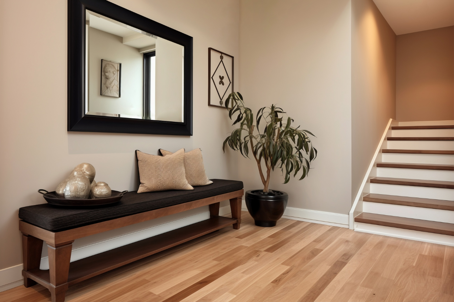 Recibidor elegante con espejo y mobiliario cálido diseñado por ABC Decoración y Reformas.
